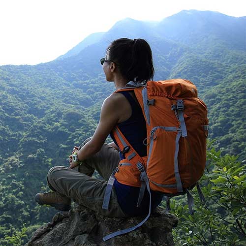 Mujer senderista en montaña