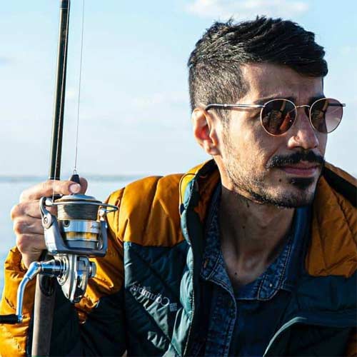 Hombre con gafas polarizadas mientras pesca