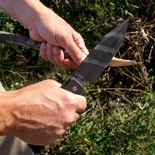 Fabricación de un refugio con un cuchillo de supervivencia
