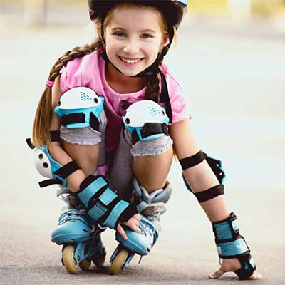 Protecciones para los patines en línea usados por niñas